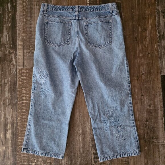 Faded Glory Capri Blue Jeans Floral Embroidery Size 14 - Picture 2 of 8